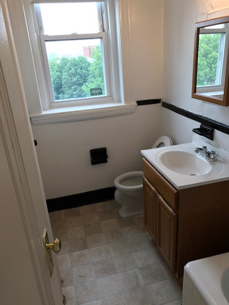 hubrealtyproperties.com - Giant 2 bedroom with on top floor, heat included Apartments