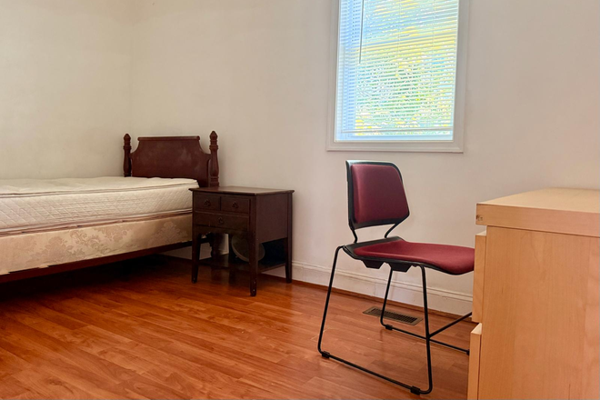 Room - Single Room Shared Bathroom Sublease for the Summer House