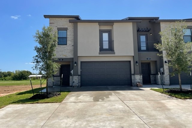 Outside street view - Fully furnished townhome $800/month Utilities Paid - 4 rooms available Pershing Pointe
