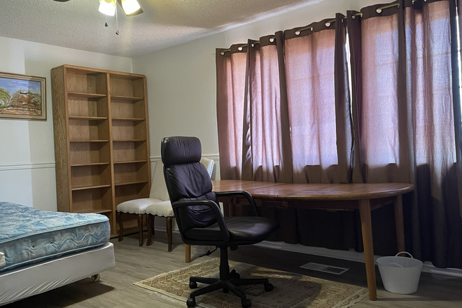 MH, BR3, WALKIN CLOSET, AVAILABLE - 5145 Golf Rd, Main House, ADU, pool.  Merced’s most exclusive area, 1.2 miles bike/E bike to UCM.