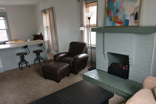 Living room - 3 Bedroom 10-minute walk to Campus Apartments