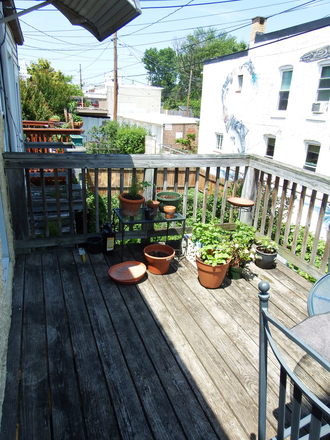 Deck - 1-bedroom apartment close to Homewood campus