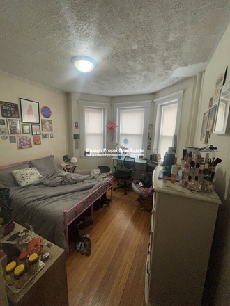 a - 3 bedrooms, no broker fee