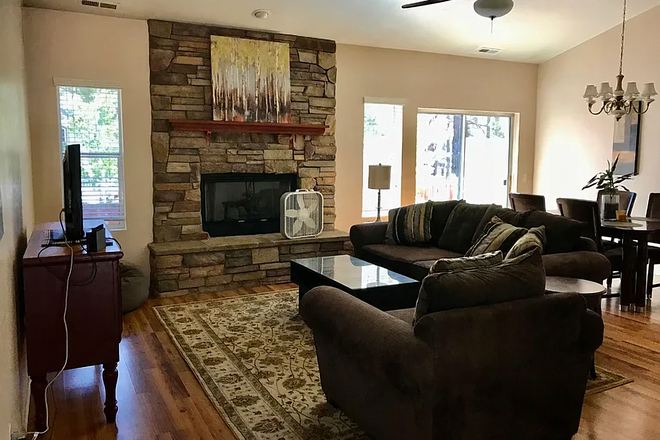 Living Room - Fantastic Fully Furnished 3-bedroom, 2 full bath 1571sf Luxury Home in Ponderosa Trails