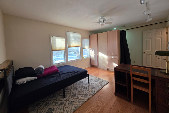 Bedroom - 15 mins walk to campus, available spring 2026 Condo