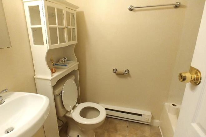 hubrealtyproperties.com - Large 2 bedroom with even sized bedrooms, and new kitchen and bathroom Apartments