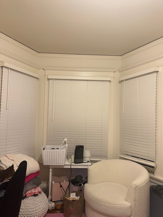 Bedroom bay window view - Beautiful Apartment close to campus