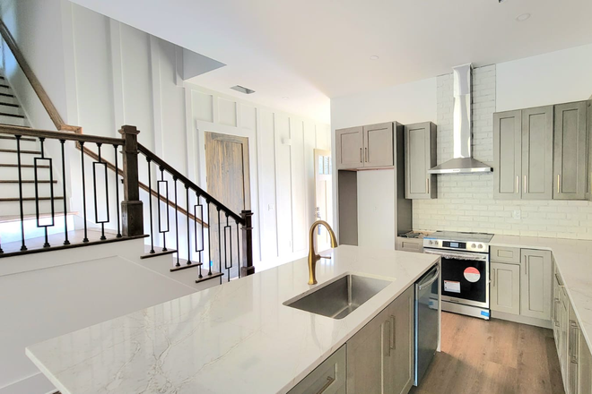 Kitchen - New 4BR/4BA, 1 mile to UNG! Private baths, perfect for students. Townhome