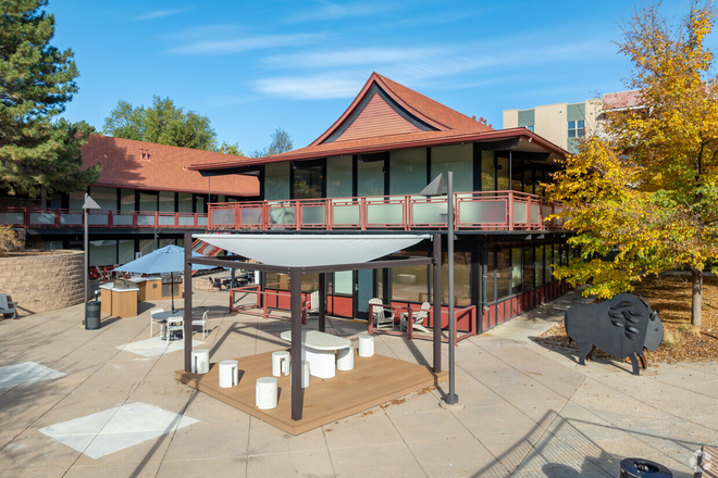 The outside of our loft! - The Lotus (4 bed, 2 bath)