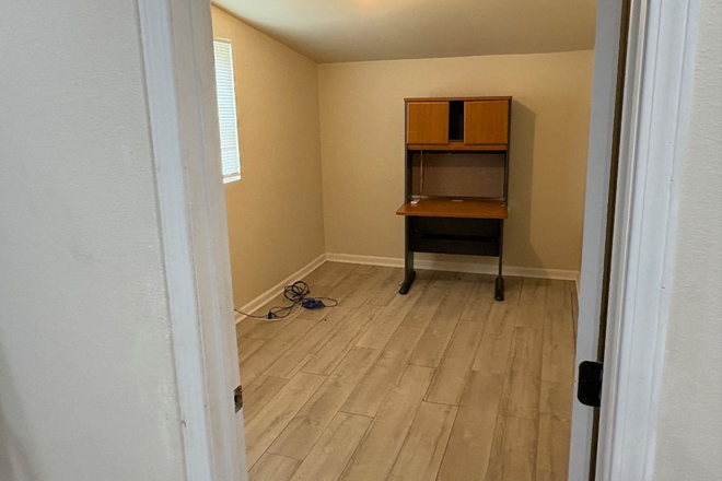 9' x 15' study  wood floor - Cottage close to campus/Lakes