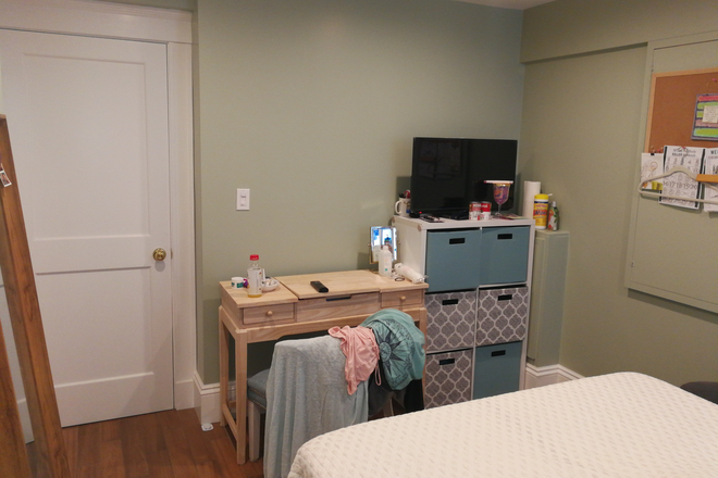 Bedroom - Female Roommate for 3 Bed 2 Full Baths, Laundry in Unit! Fully Furnished!!! Duplex