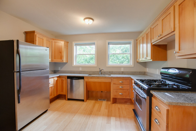 Typical kitchen granite counters - 1907 Marshall: Beautiful 4-bedroom 2-bath apartment, walk to campus