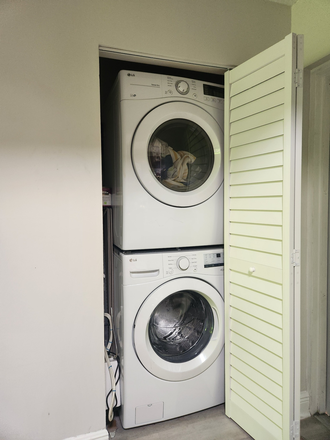 Washer & dryer in unit - Amazing clean apartment 3 mins from NSU campus