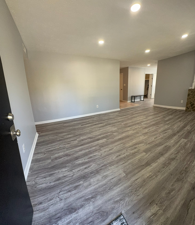 Living room - 608 Jefferson Way (Short walk to campus) House