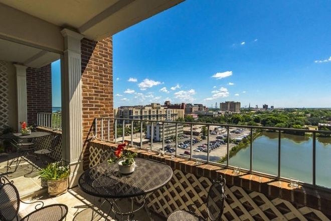 Private balcony - great views of Ashley River & downtown Charleston - WALK TO MUSC/ ROPER!! 1 BD/1 BA; 1 parking space included! SHORT LEASE TERM with option to renew! Condo