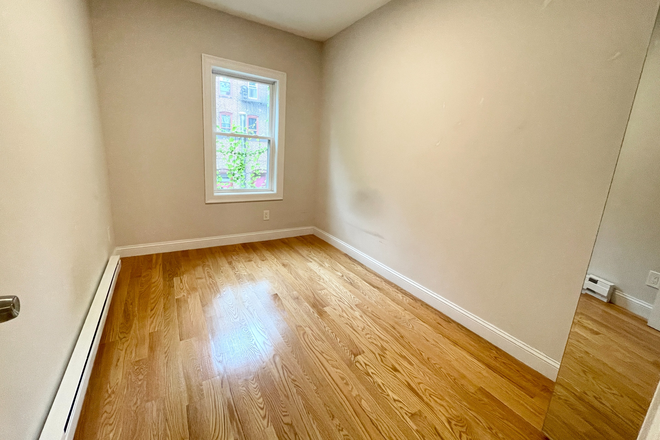 Bedroom - South End 4 Bed, Laundry in Building, New Kitchen and Bathroom Apartments