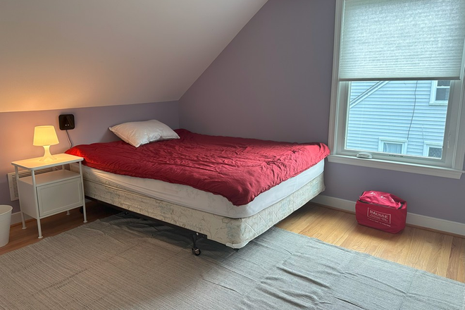 Queen-sized bed, picture window w/shade. (Quilt & Pillow for illustration.) - Entire Second Floor: Bedroom, Office, & Private Bath/Shower - 5 min walk to Metro, 10 min ShuttleUM