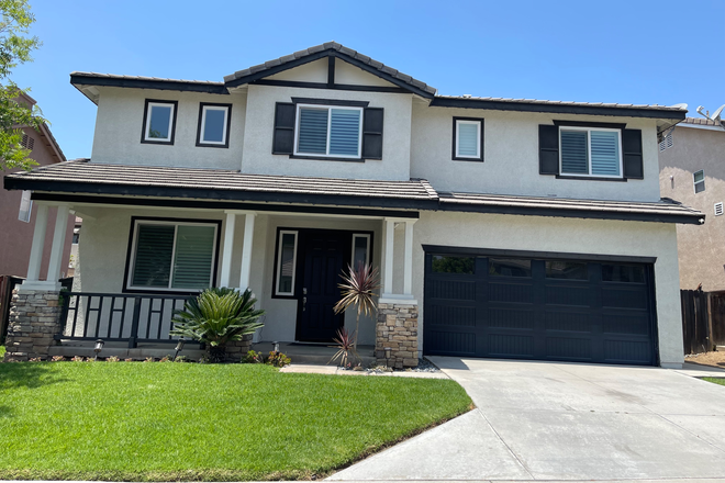 Front - 4 Bed/ 2.5bath Home in Sycamore Highlands Community