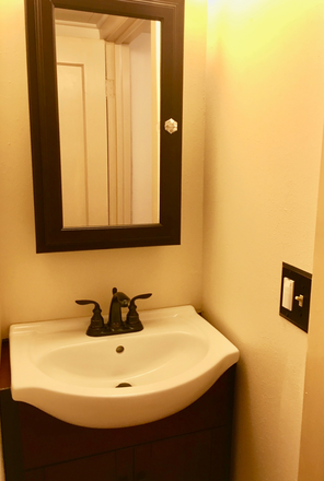 bathroom - Craftsman House (2bd, 2ba) near UO with parking, backyard, 2 pets ok