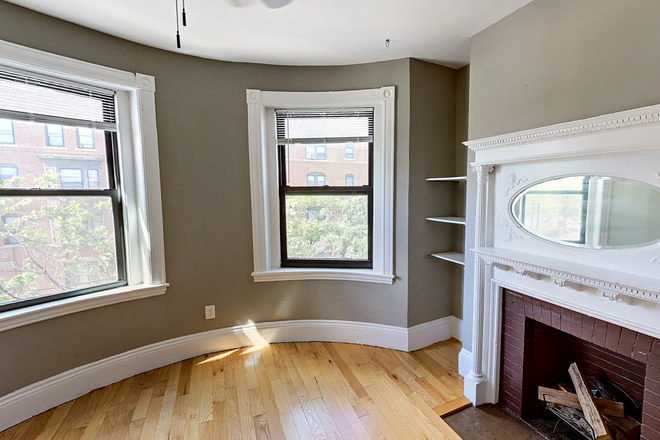 LIVING - LOCATION!!! 4 BED ON COLUMBUS WITH HOT WATER INCLUDED! 9/1/25! Apartments