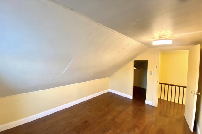 Upstairs Room 2 - Apartment close to Union Square, Looking for 1 Roommate