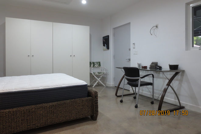 Desk - Furnished cottage with Washer/Dryer - UM students/faculty only Apartments