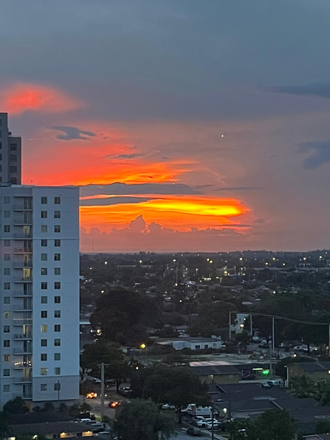 Sunset view from apartment - Private room and bath sublease - beautiful sunset views - 5 minute walk to FIU Apartments