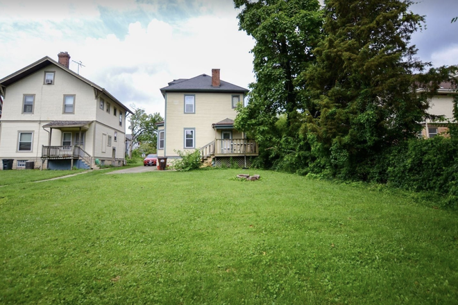 Backyard - Beautiful 5 Bedroom House With Large Yard Near Xavier