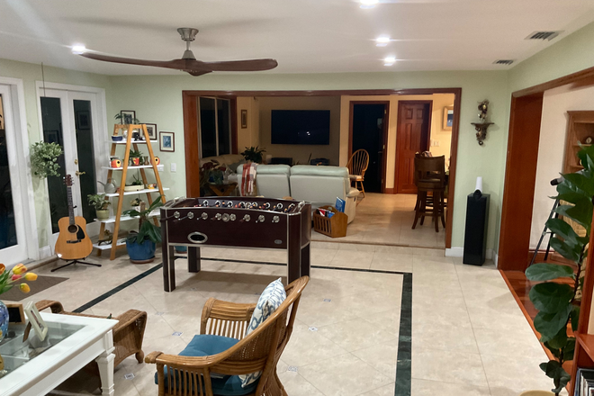 Florida room - Miño-Rosales Home