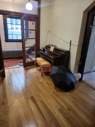 Foyeur - Brookline Grad student housing near trains