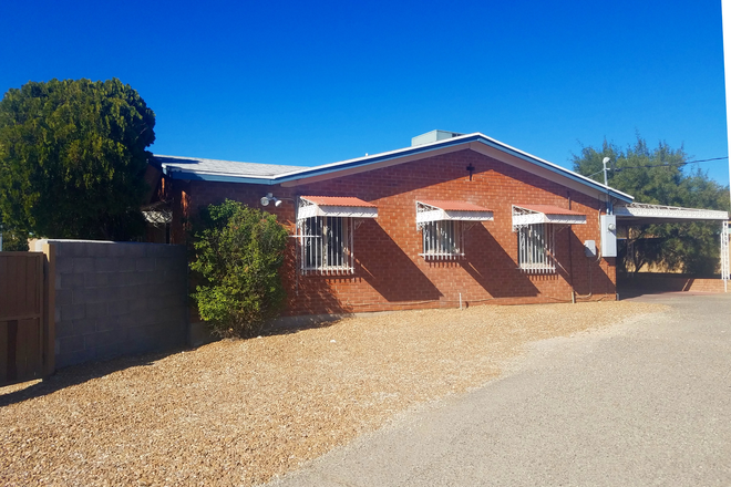 Large parking area - Beautiful, spacious 4 bedroom with a HUGE YARD!!! House