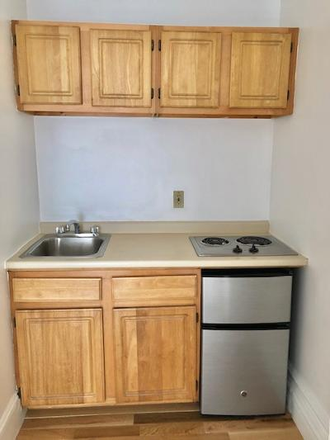 KITCHENETTE - NO BROKER FEE - UNFURNISHED BACK BAY STUDIO AT 405 BEACON STREET AVAILABLE 9/1/2026 Apartments