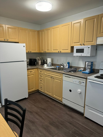 Kitchen - South Campus Commons 6 Apartments