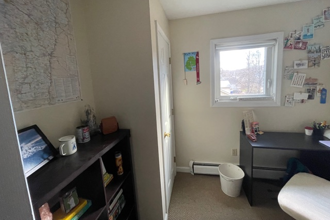 Small office - Quiet Winooski apartment close to campus