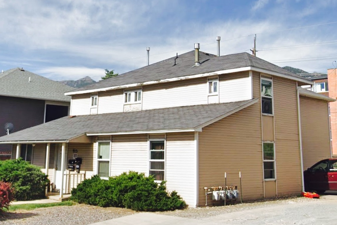 915 30th St. - Bright Top-Floor 2-Bedroom Near CU with Shared Yard