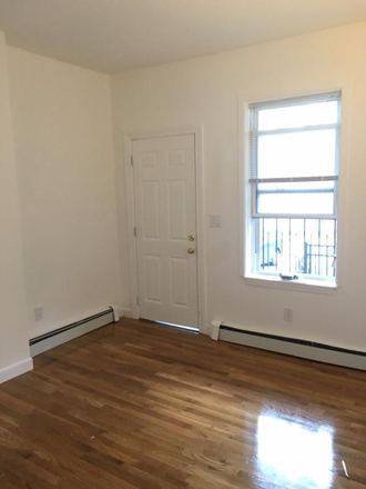Hub Realty - Mission Hill, spacious 3 bedroom with dishwasher and lots of light, on green line T Apartments