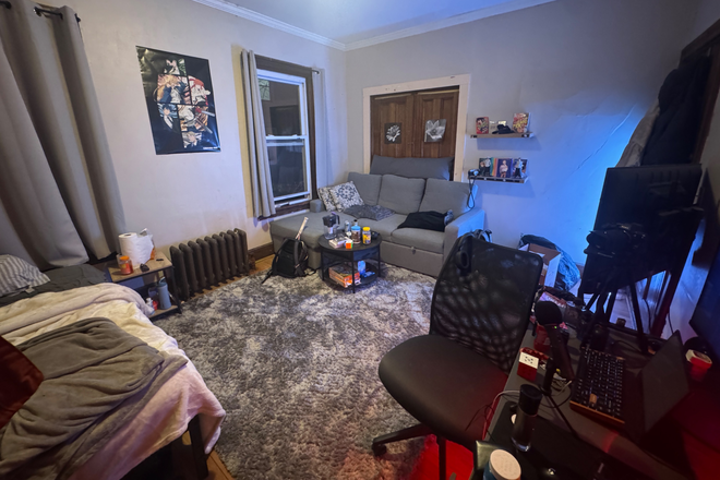 Couch in Bedroom - *FLEXIBLE DATES* Summer Sublet bedroom in Shared Home (West Campus of BU)