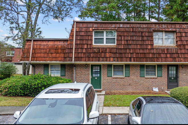 Front Door - Super Affordable Condo, walk to campus, free assigned parking, 3 Large Br, 2 Bath, Utilities Inc