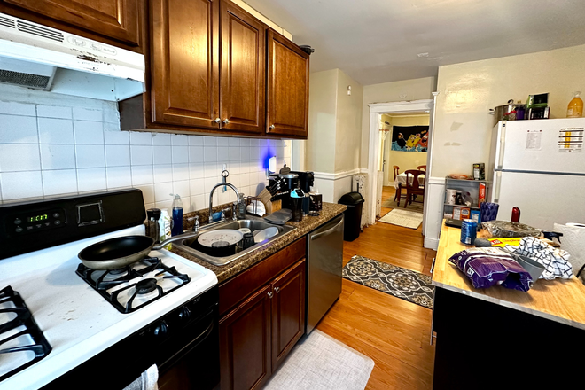 ... - SPACIOUS 4 BED WITH DECKS Apartments