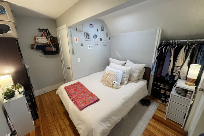 Bedroom - Updated and Furnished Single Room in House on University Ave (5 min walk to campus)
