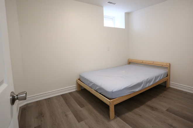 Bedroom - Furnished Bedroom for Female Student/Faculty – 5 Min to Campus & Subway Rental