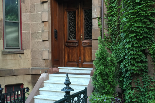 Townhouse Front Entance - LARGE, FULLY FURNISHED BOSTON FLOOR-THRU SPACE:  NO LEASE/LAST MONTH OR SECURITY