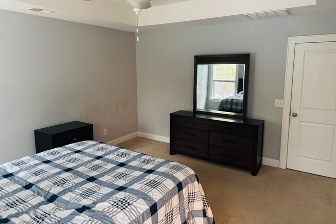 master bedroom - large master suite, utilities included House