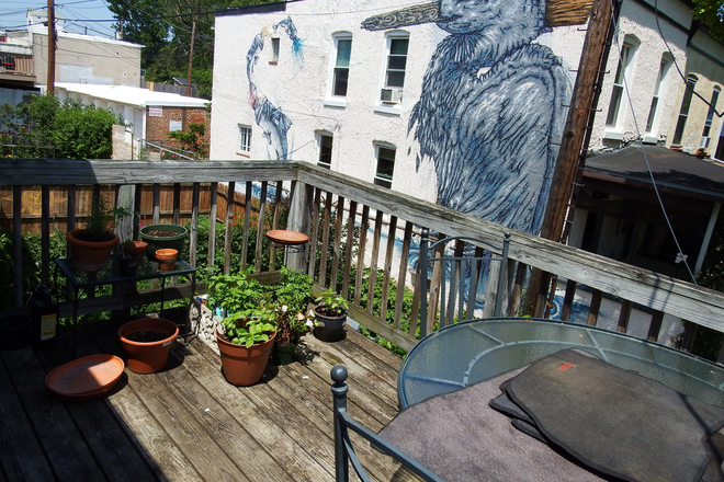 Deck - 1-bedroom apartment close to Homewood campus