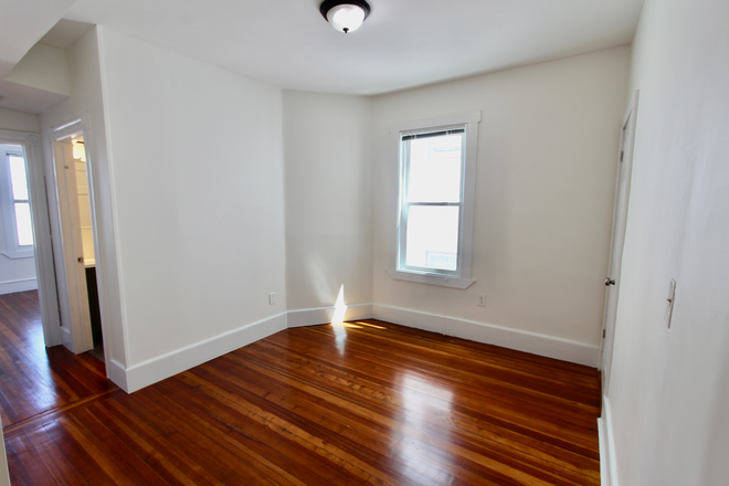 1 - SEPT 2026 – Renovated East Boston 4 Bed / 2 Bath with Central A/C, No Broker Fees! Apartments