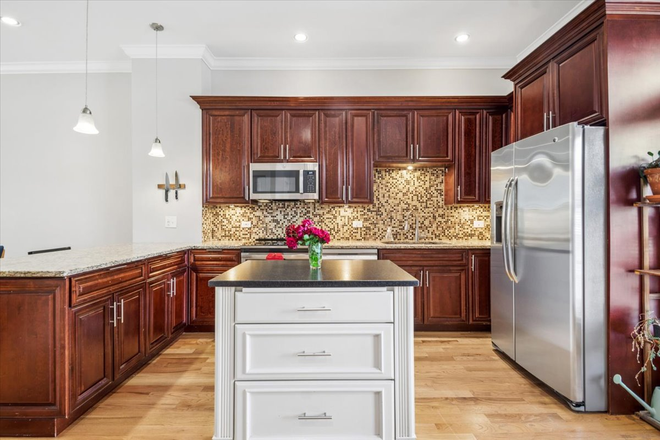 Kitchen - Spacious 4-Bedroom Townhome | Steps to UIC & the Illinois Medical District