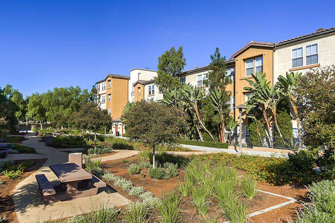 Outside View - VDCN 3 Bed - 2 Bath Apartment, Shared Bedroom (Female Only)