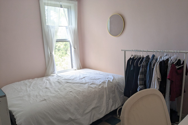 Bedroom - 1 Bedroom in Annex House with Laundry, Female Only