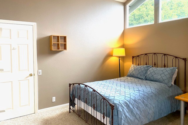 Bedroom 1 - Large private bedroom & bath avail. Sept. 1st House