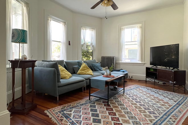 Living Room - Winter to Summer Sublet / Bright Spacious House / Dec. 5, 2025 to July 31, 2026